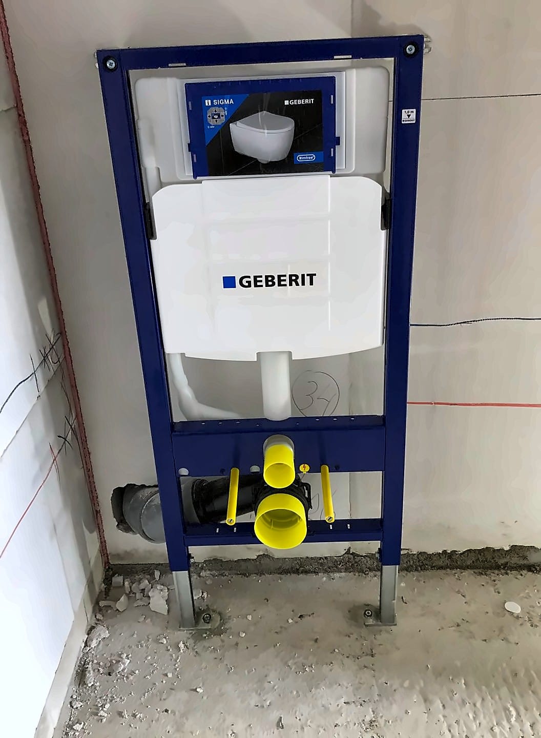 Geberit inbouwreservoir in een blauw montageframe, aangesloten op de afvoer